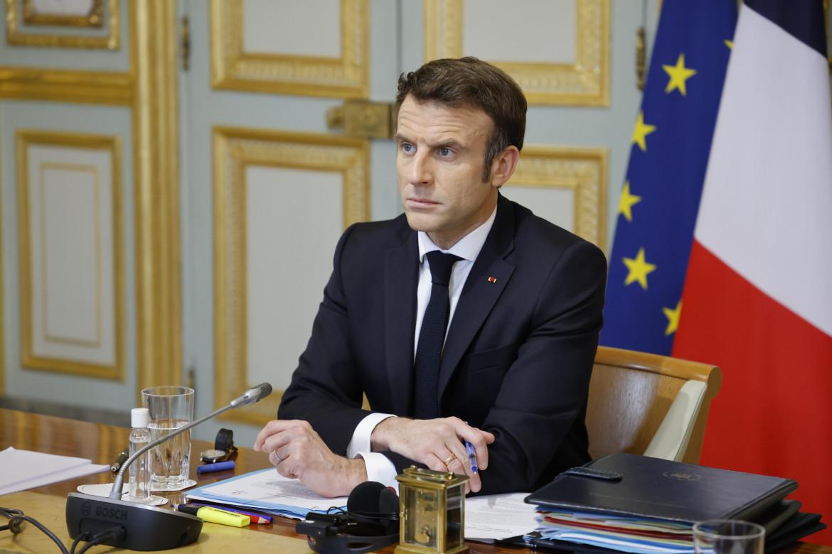 Macron scende in campo con una lettera ai francesi
