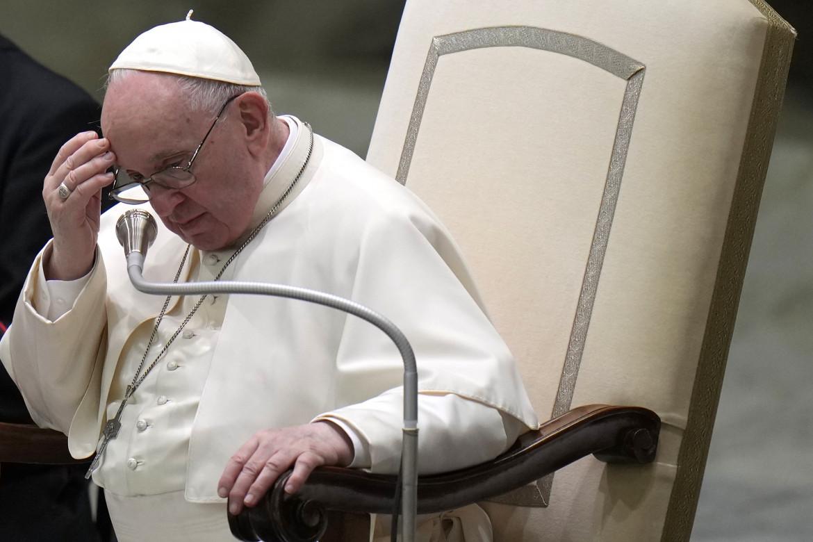 Il papa con l’Ucraina: «Popolo martoriato, prego per la pace»