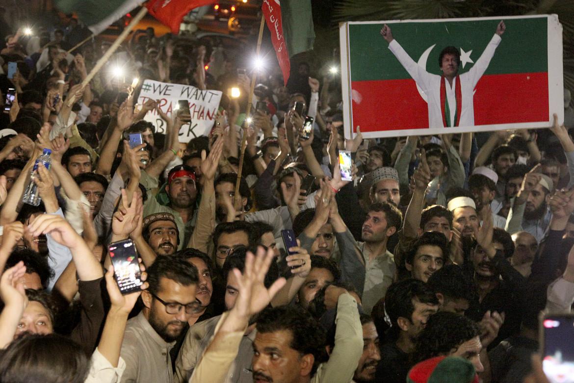 Imran Khan escluso prepara una marcia