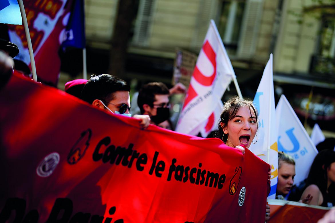 Parigi in piazza: opposizione a Le Pen, ostilità per Macron