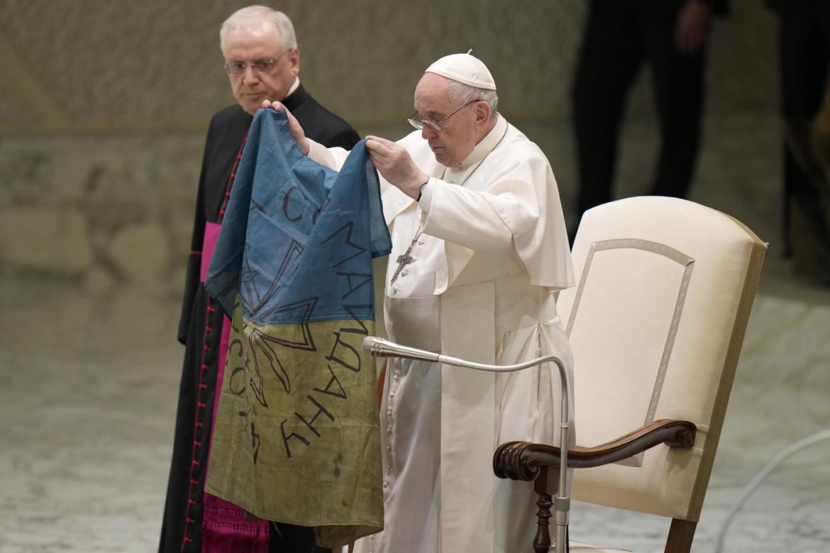 Bergoglio sventola la bandiera ucraina. Poi condanna tutte le corse al riarmo