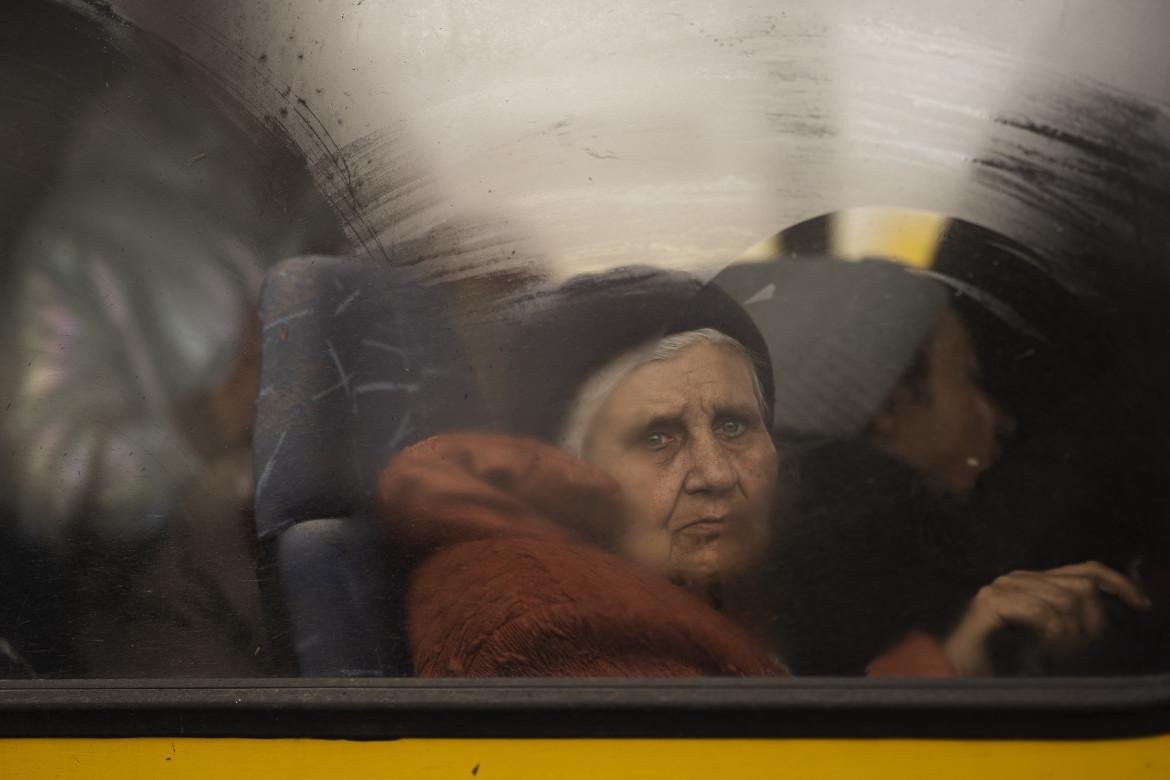 Su un bus di profughi di Mariupol in arrivo a Zaporizhzhia