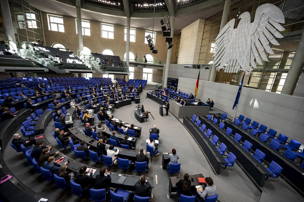 Via libera del Bundestag all’invio di armi pesanti. Solo la Linke dice no