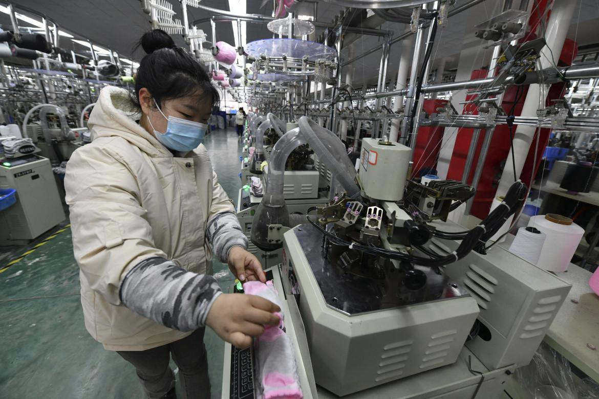Operai cinesi prigionieri in fabbrica per salvare la produzione