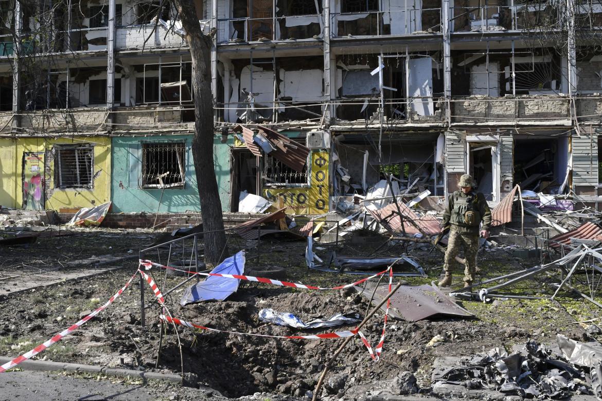 Bombe su Lugansk, a Kharkiv è controffensiva ucraina