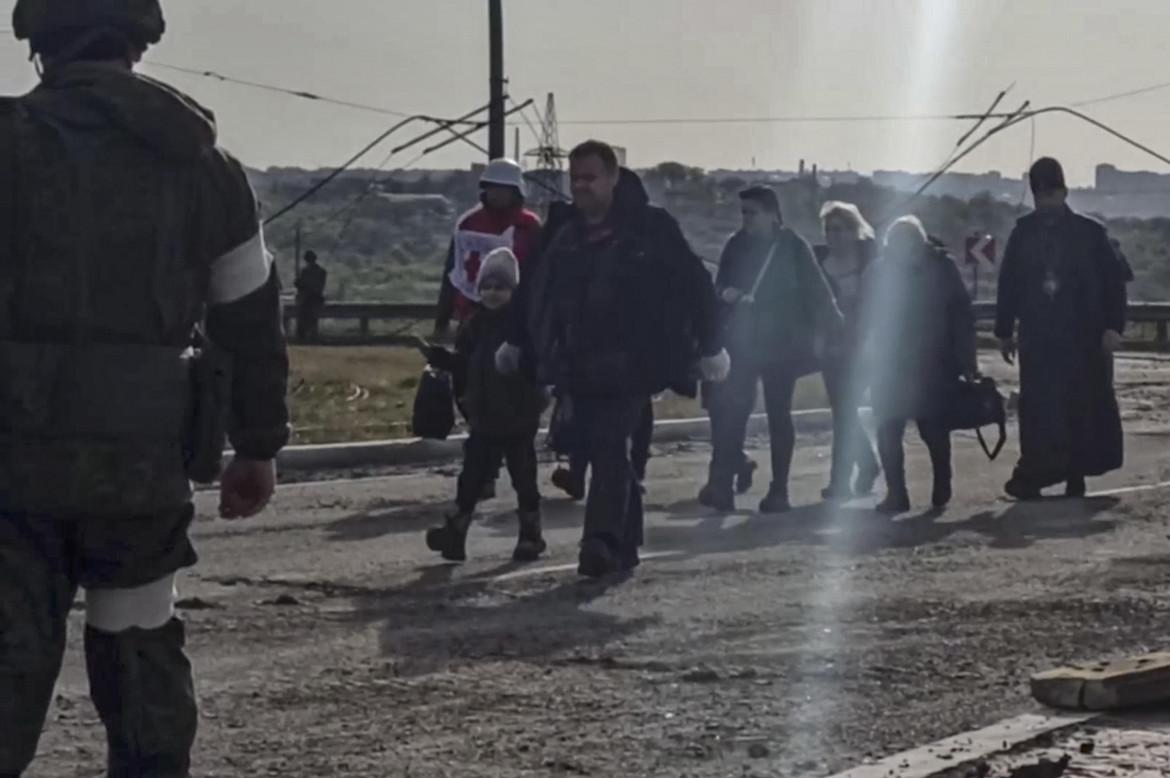 Mariupol, tutti i civili evacuati. Le mogli dei militari contro Kiev