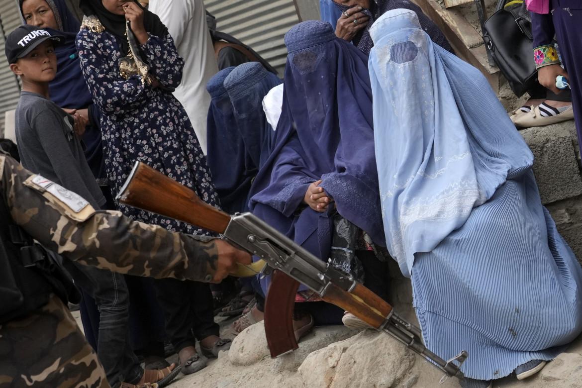 Afghanistan alla fame, «ma loro pensano al burqa»