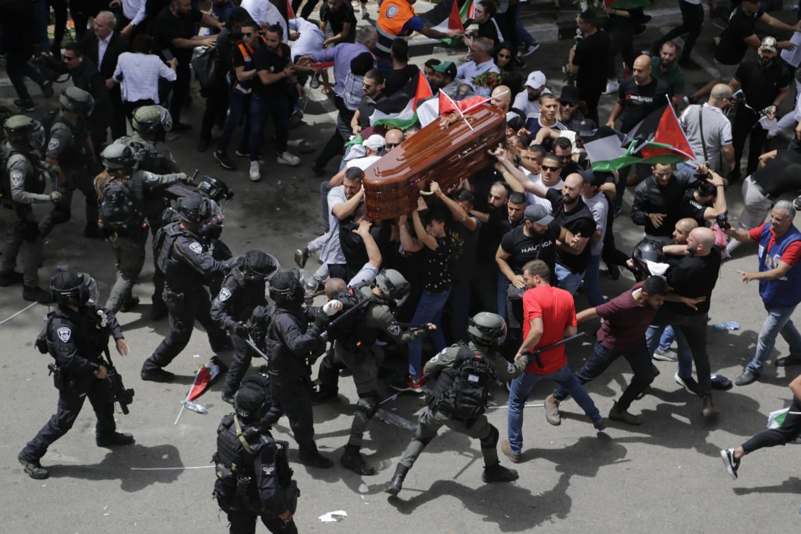 Cariche della polizia al funerale di Shireen Abu Akleh. Ucciso un militare israeliano a Jenin