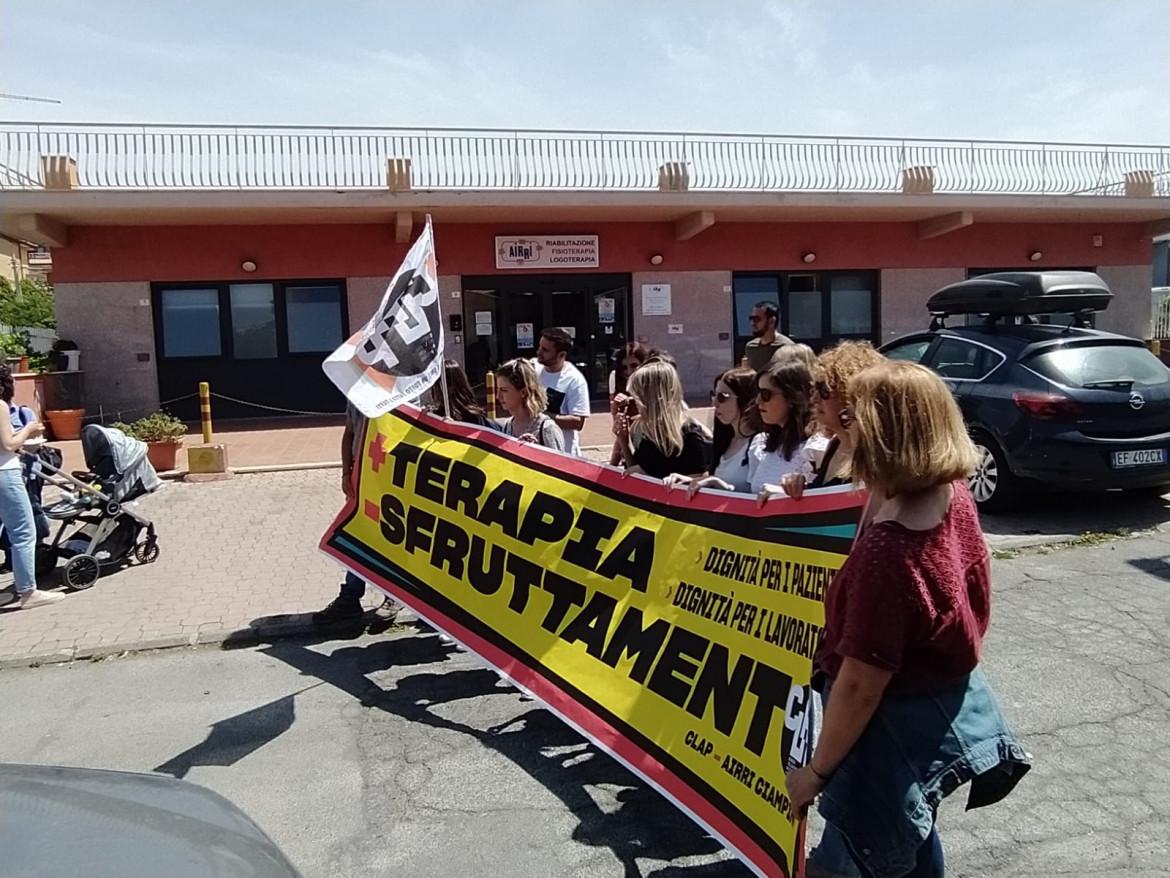Riabilitazione, lo sciopero delle Clap a Ciampino: «Più terapie, meno sfruttamento»