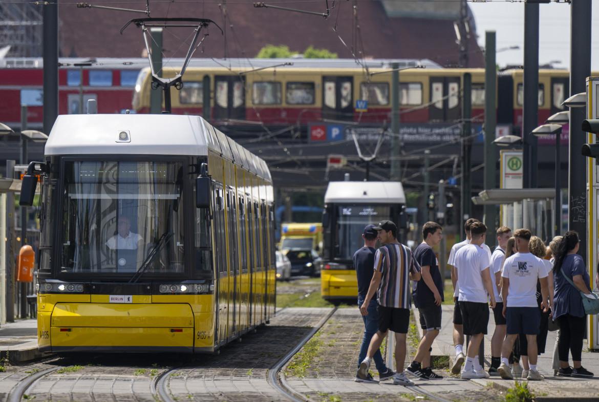 Nove euro per 90 giorni, la rivoluzione tedesca del trasporto pubblico