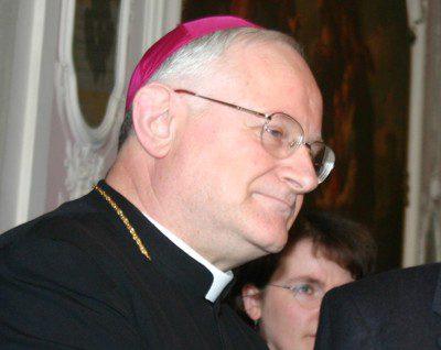 Verona, il vescovo anti-gender  licenzia il prete che lo aveva criticato
