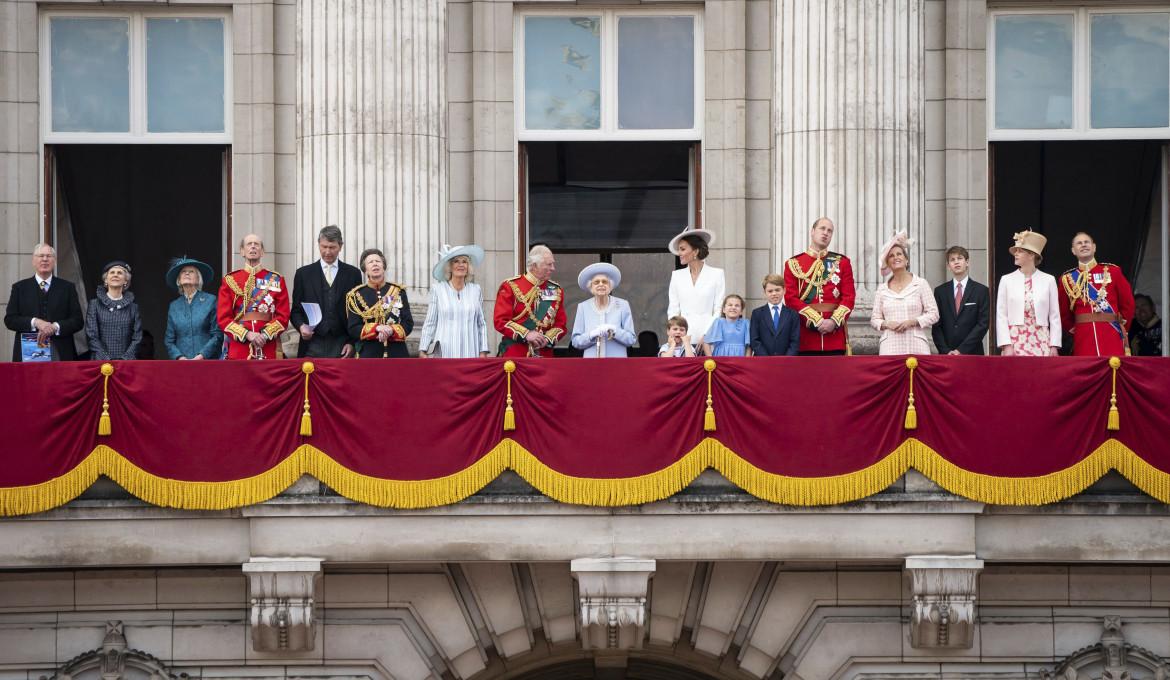 I «commoner» festeggiano una monarchia decadente