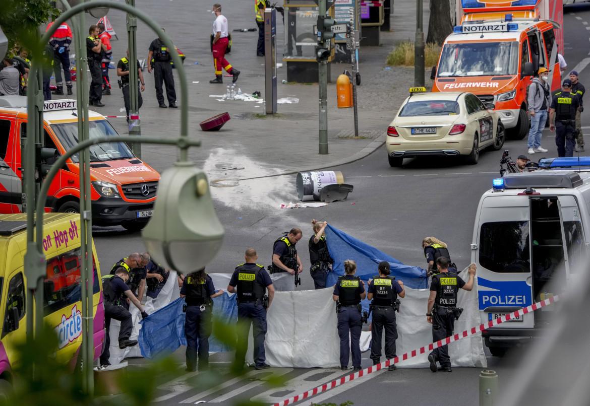 Macchina si lancia sulla folla a Berlino:  «Non sappiamo se è stato un attentato»