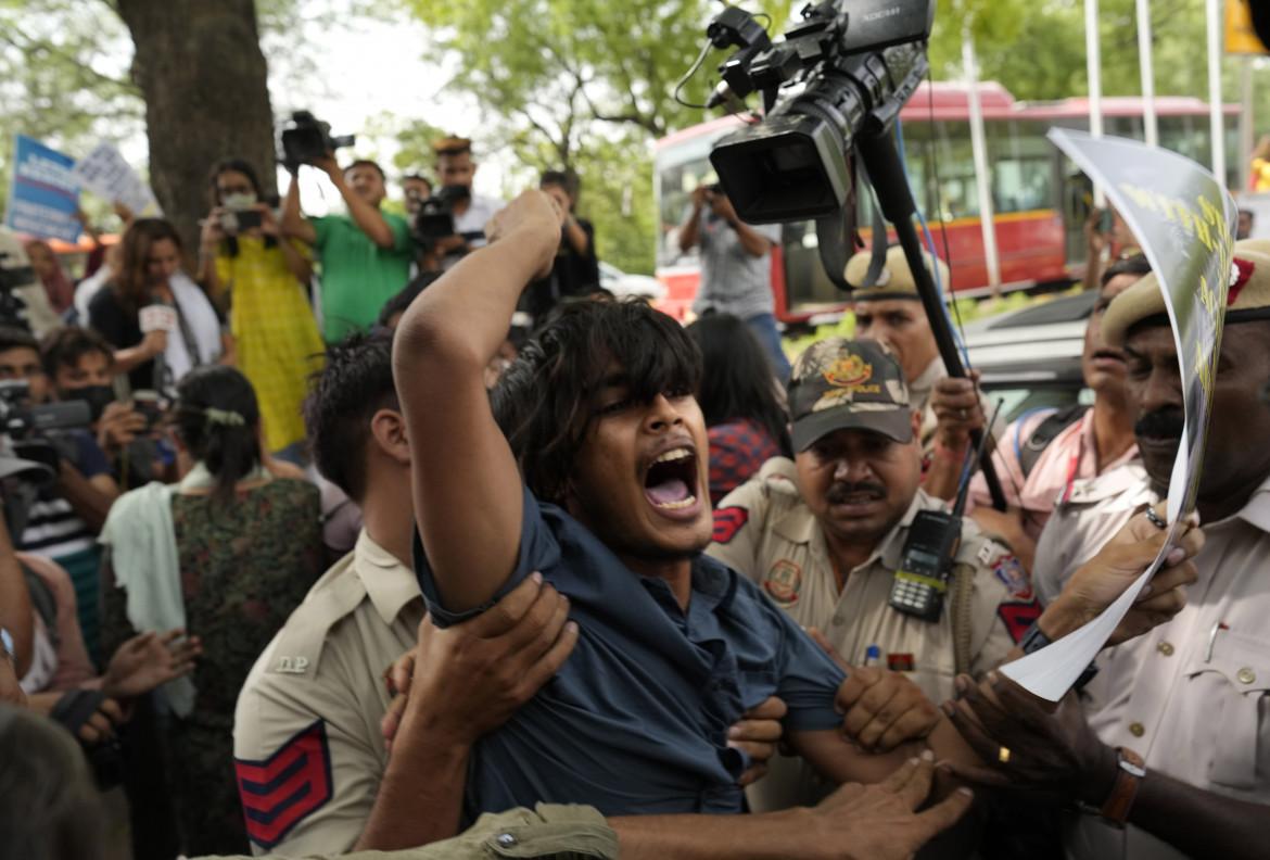 Proteste islamiche, l’India manda i bulldozer