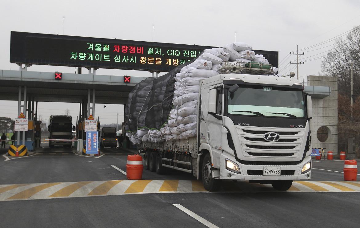 Costi elevati e salari bassi: i camionisti fermi da 8 giorni paralizzano l’economia di Seul