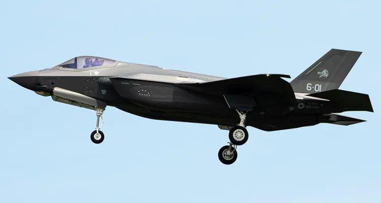È arrivato a Ghedi il primo caccia F-35 che può trasportare testate nucleari