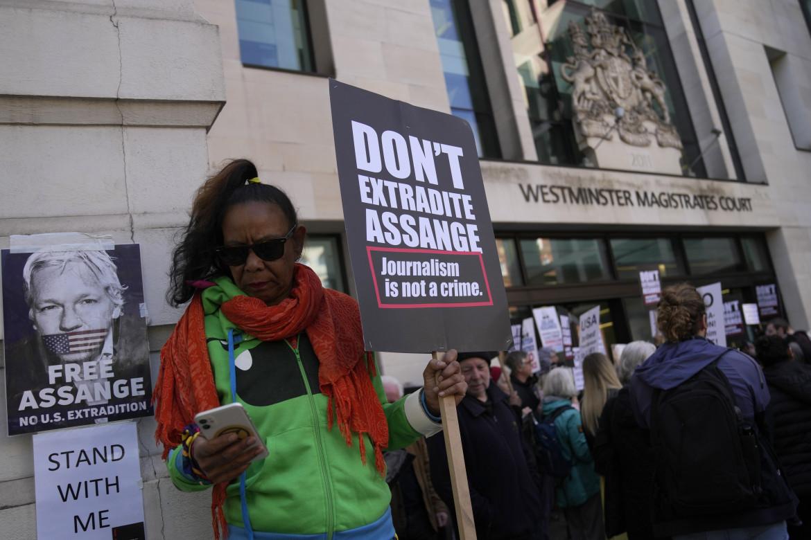«Estradiamo Assange»: Londra consegna agli Usa il bottino della war on terror