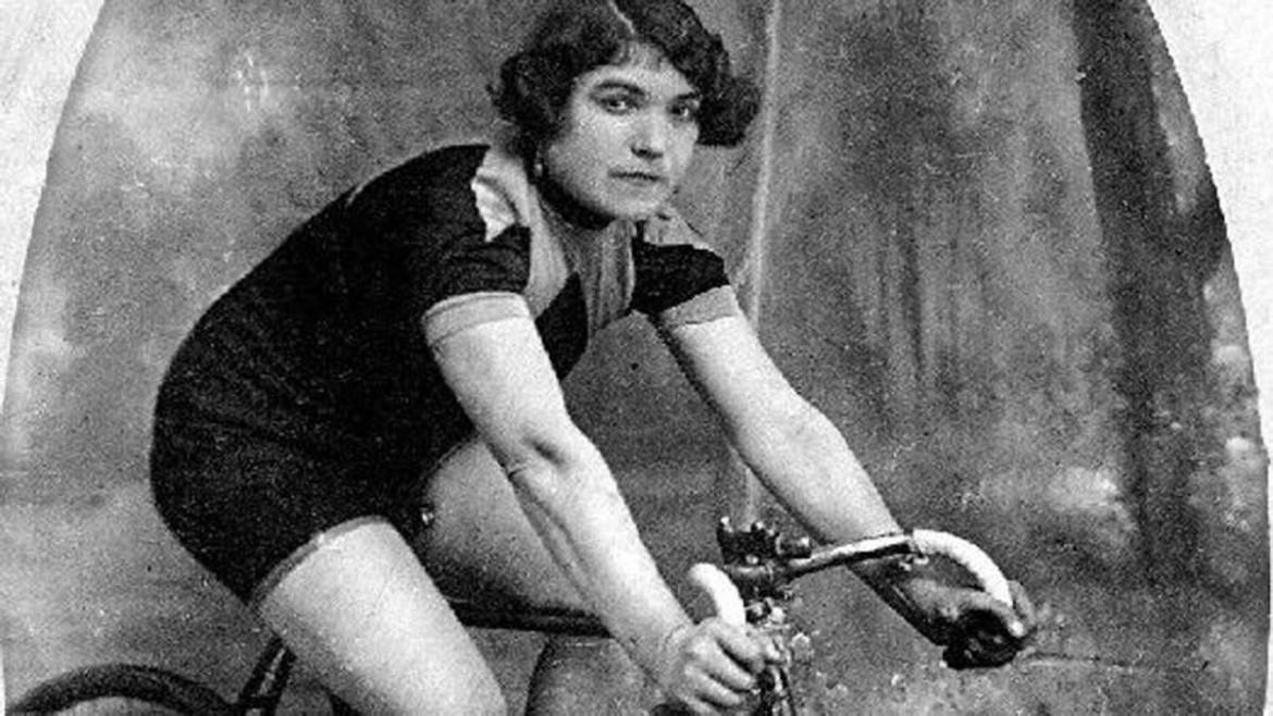 Simona Baldelli, storia di Alfonsina che pedalava nel futuro