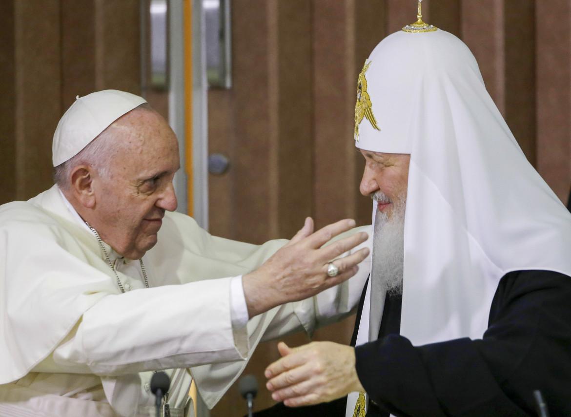 Il papa lavora sottotraccia «per cucire, non per tagliare». E il Cremlino apre