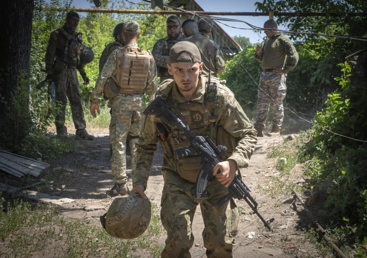 Donetsk, la terra di nessuno tra cannoni e ombre umane