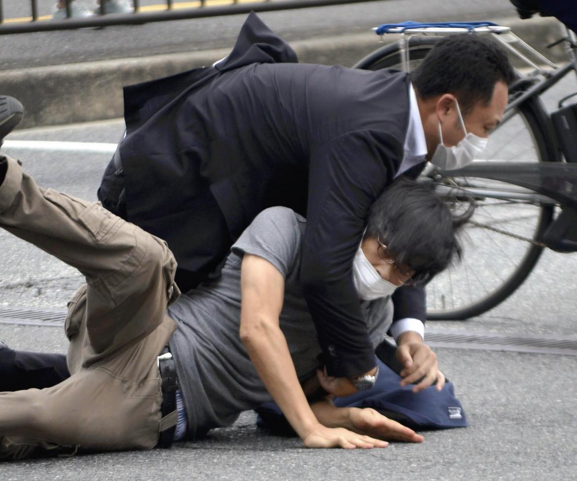 Killer spara e uccide il leader nazionalista, tsunami in Giappone