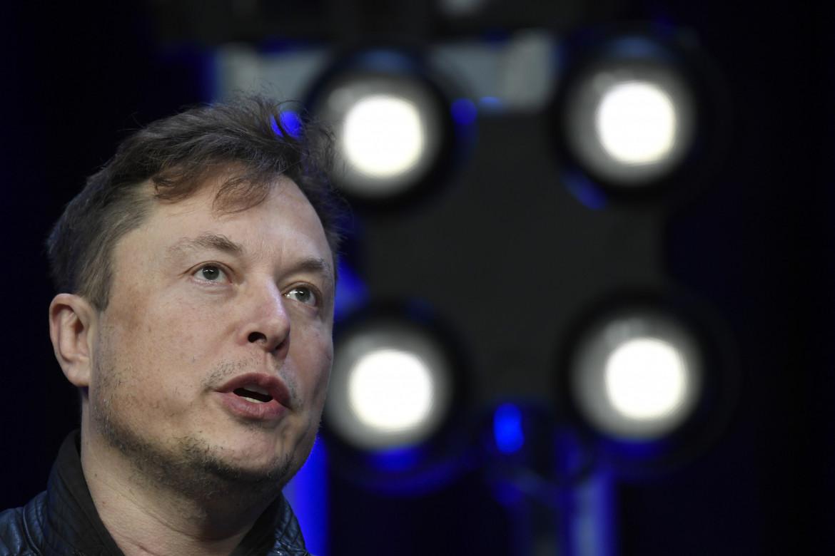 Elon Musk vende 6,9 miliardi di dollari in azioni Tesla per finanziare un accordo con Twitter