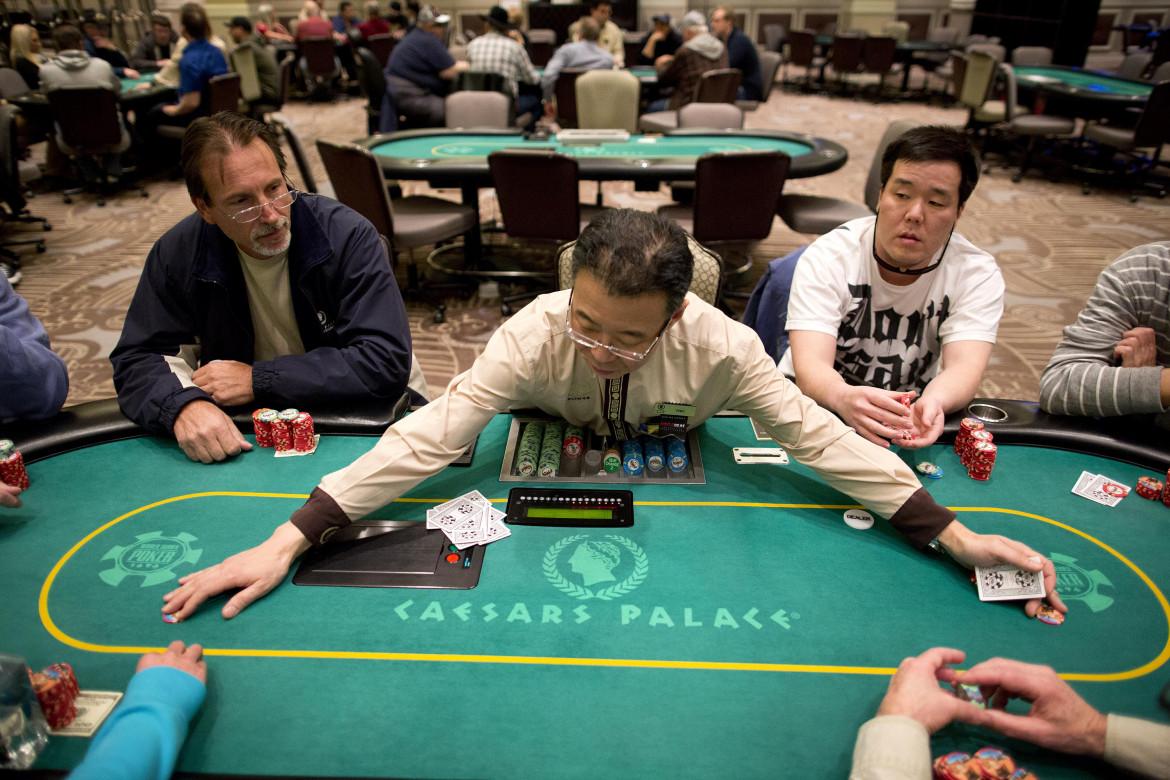 Mano di poker al Caesar’s Palace di Las Vegas, uno dei templi del gioco di carte più famoso del mondo foto Ap
