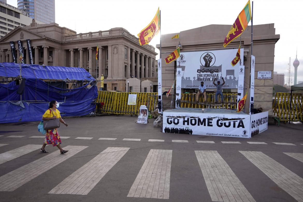 Il partito di Rajapaksa si iscrive alla gara per la presidenza. Piazza permettendo