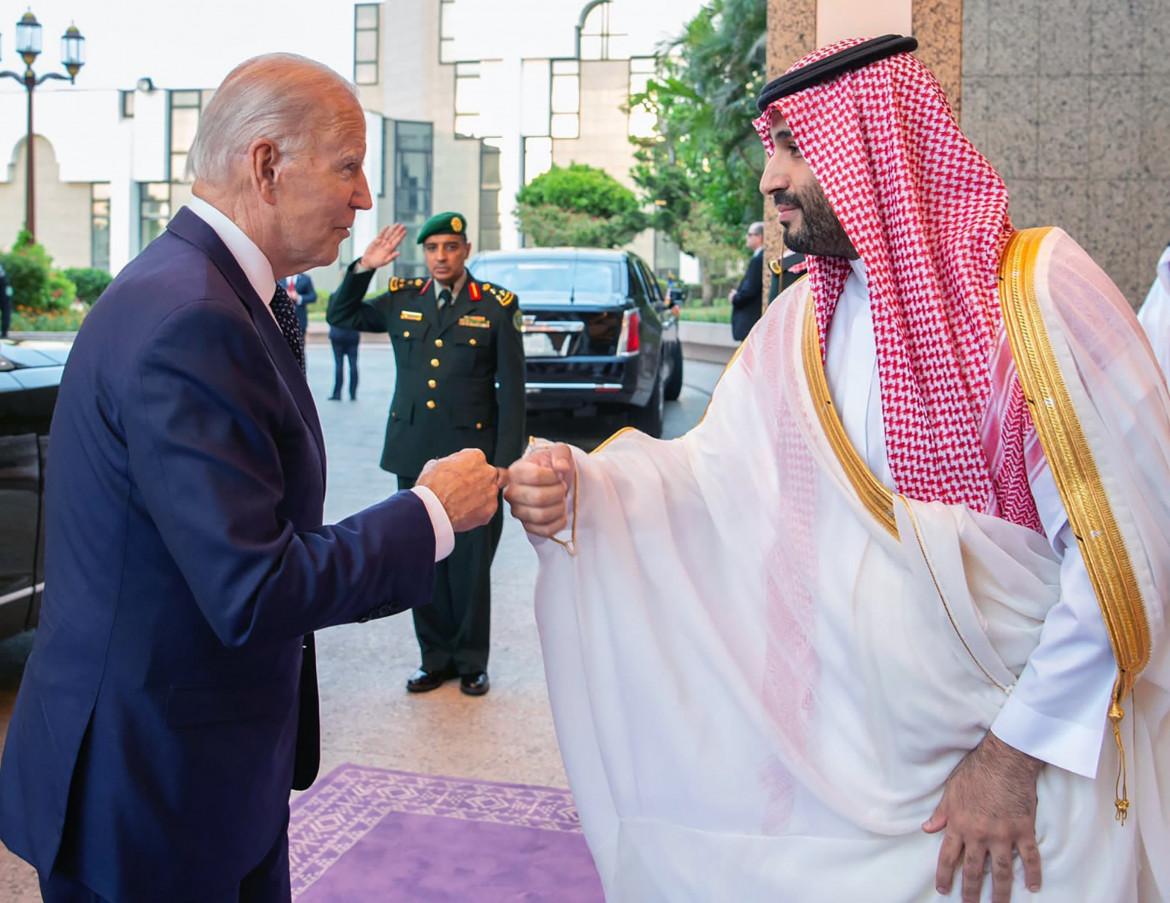 Biden e Mohammed Bin Salman durante l'ultino viaggio del presidente Usa in Arabia Saudita, foto Ap