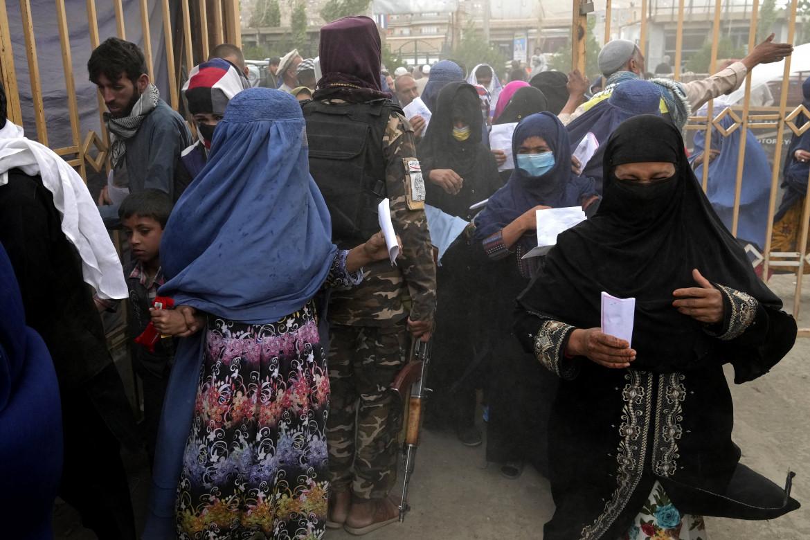 La «morte al rallentatore» delle donne sotto il regine dei talebani