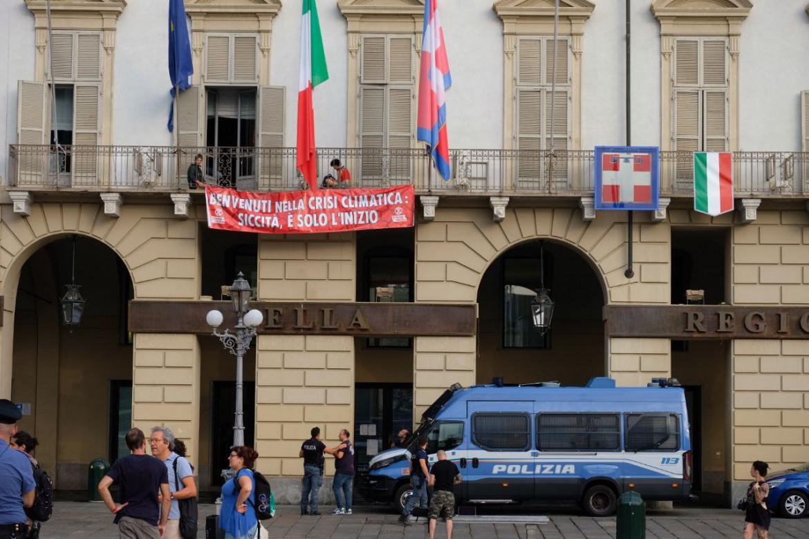 Torino, flash mob alla Regione Piemonte: 25 denunciati