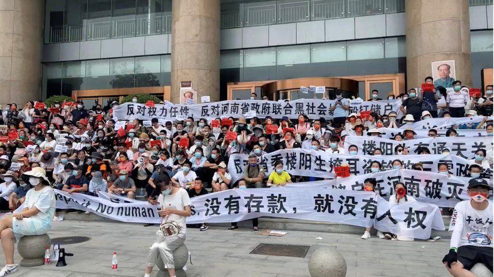 Derubati dei risparmi dalle banche, protesta in Cina: la polizia picchia e arresta