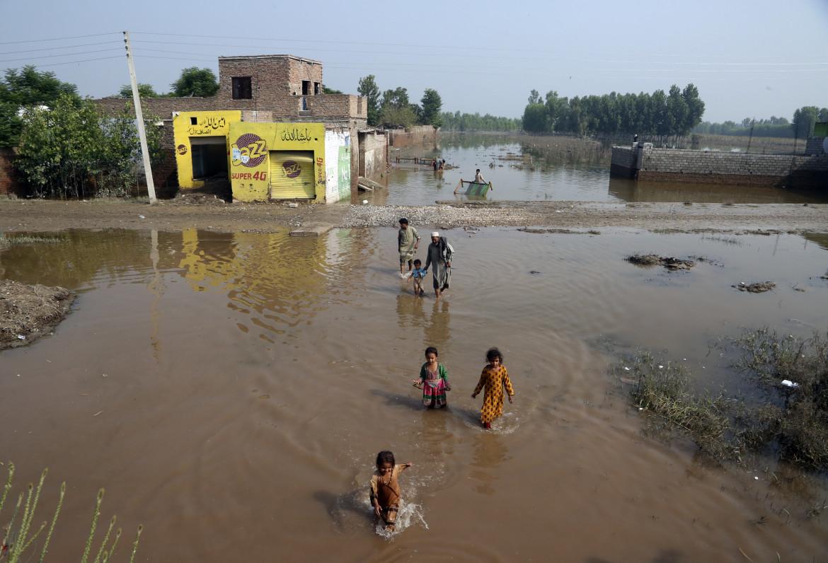 Pakistan sott’acqua. Quasi 2.000 morti, milioni di sfollati