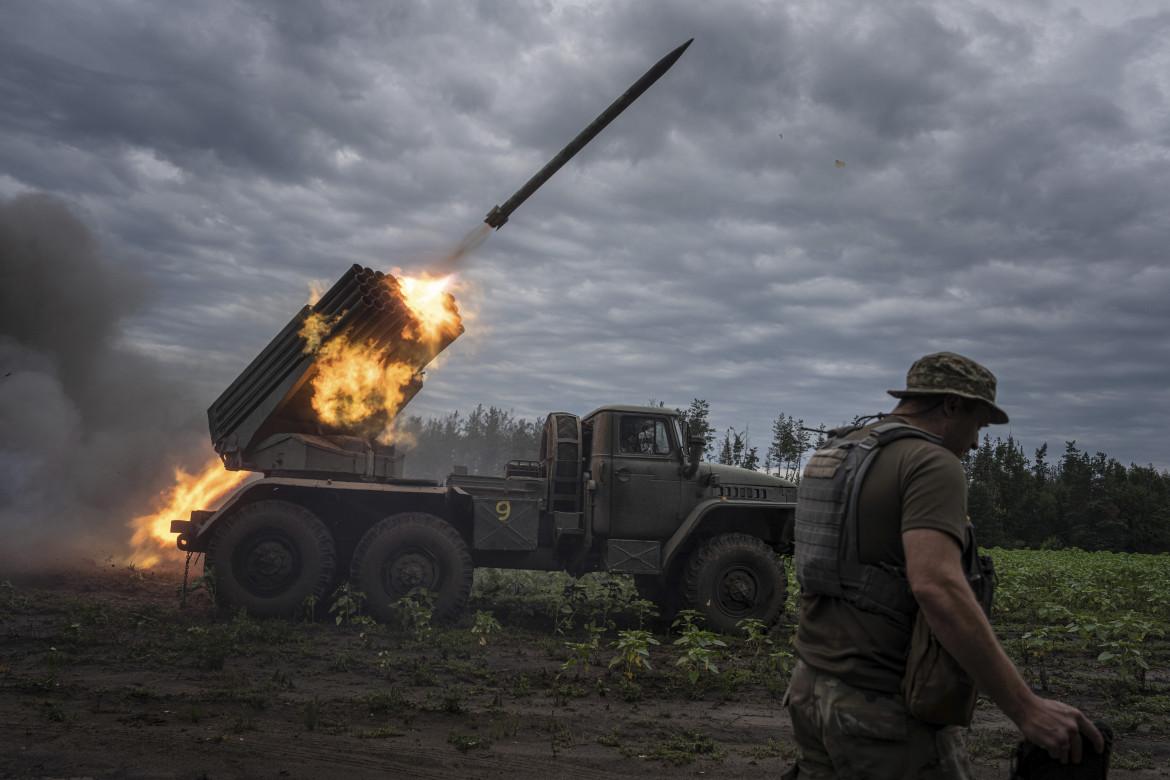 Batterie ucraine aprono il fuoco su posizioni russe al fronte di Kharkiv foto Ap