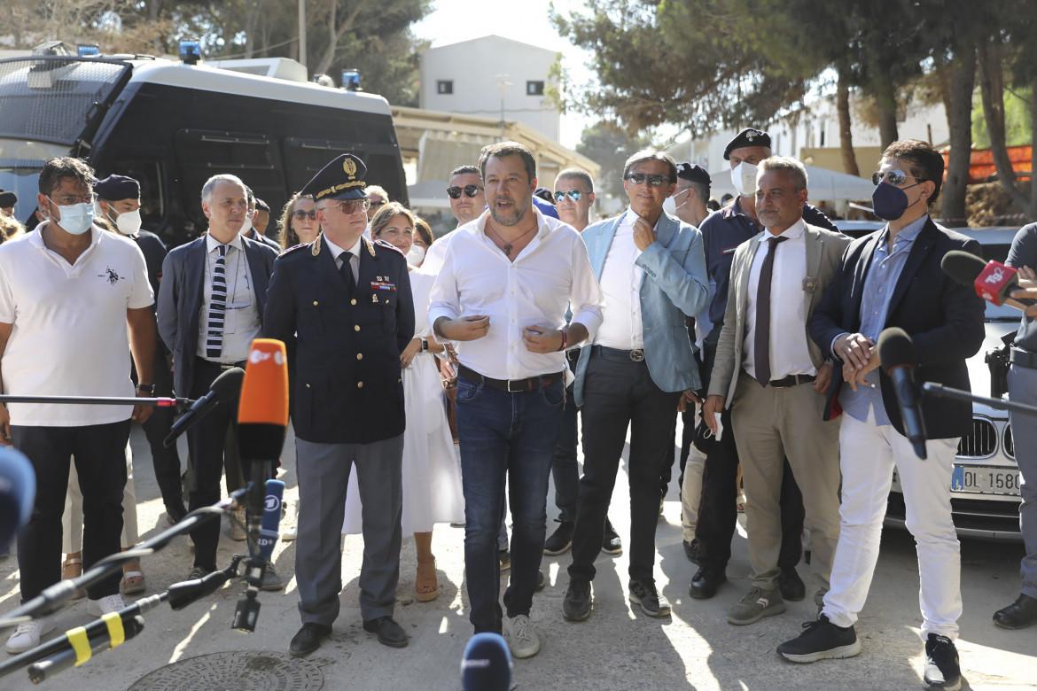Matteo Salvini in visita sull’isola foto Ap