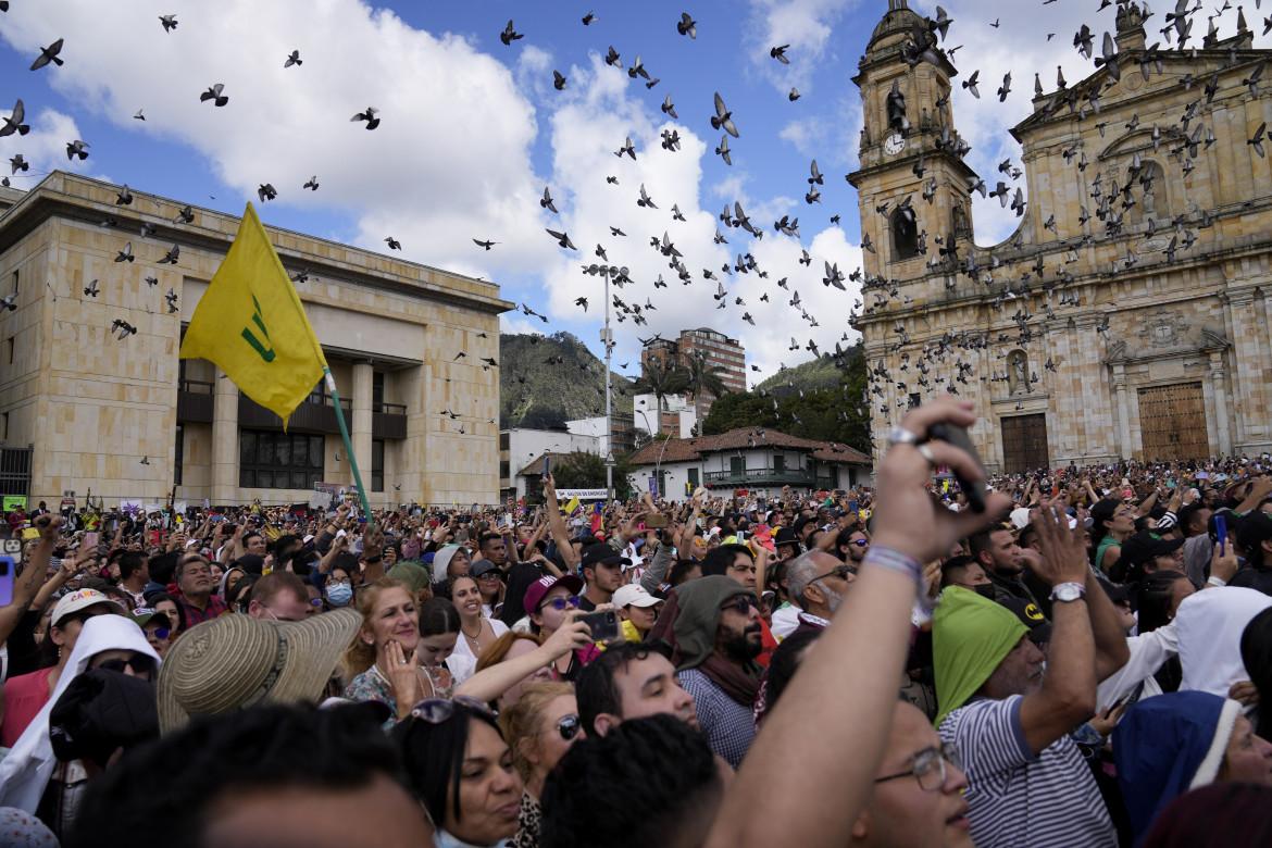 «¡Sì se pudo!», Bogotà festeggia l’insediamento di Petro
