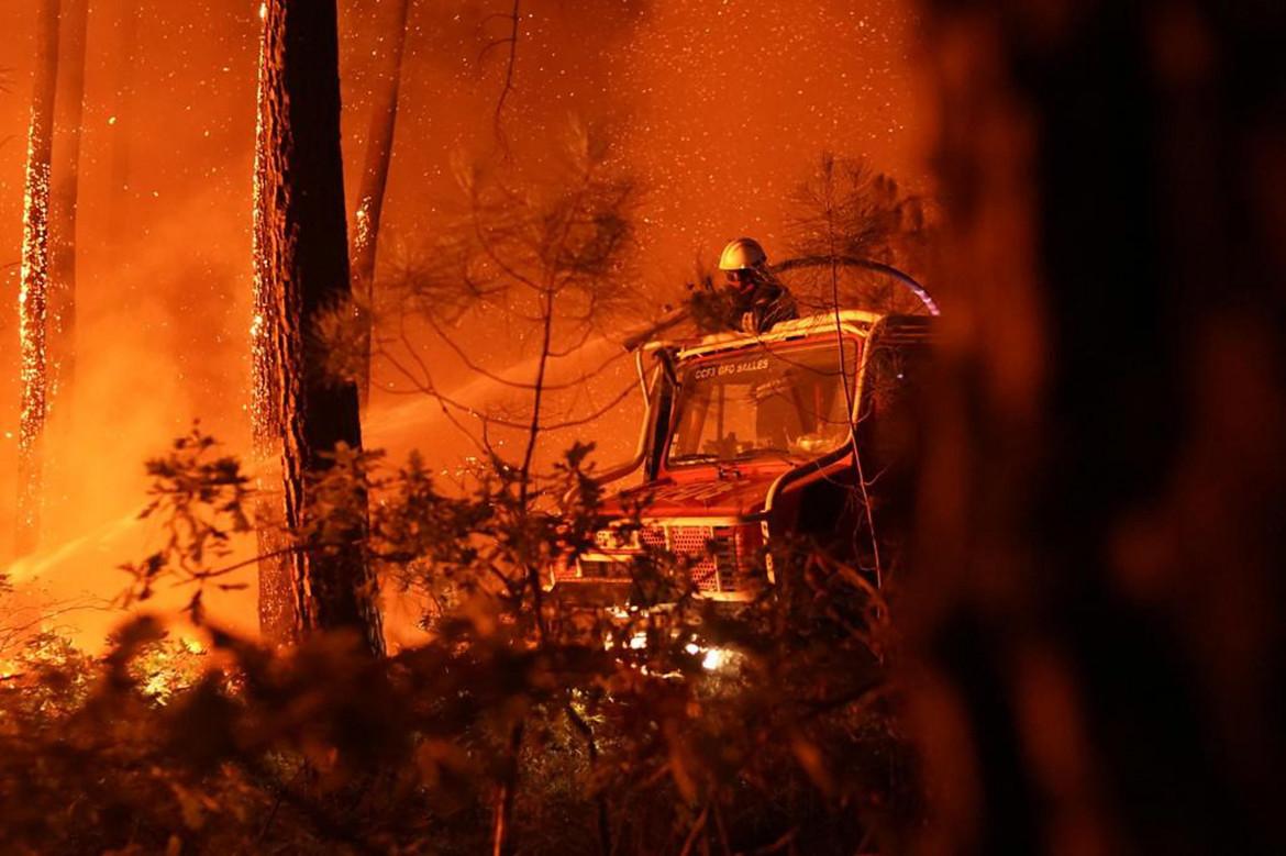 Francia nell’incubo incendi, in Gironda evacuati in 10mila