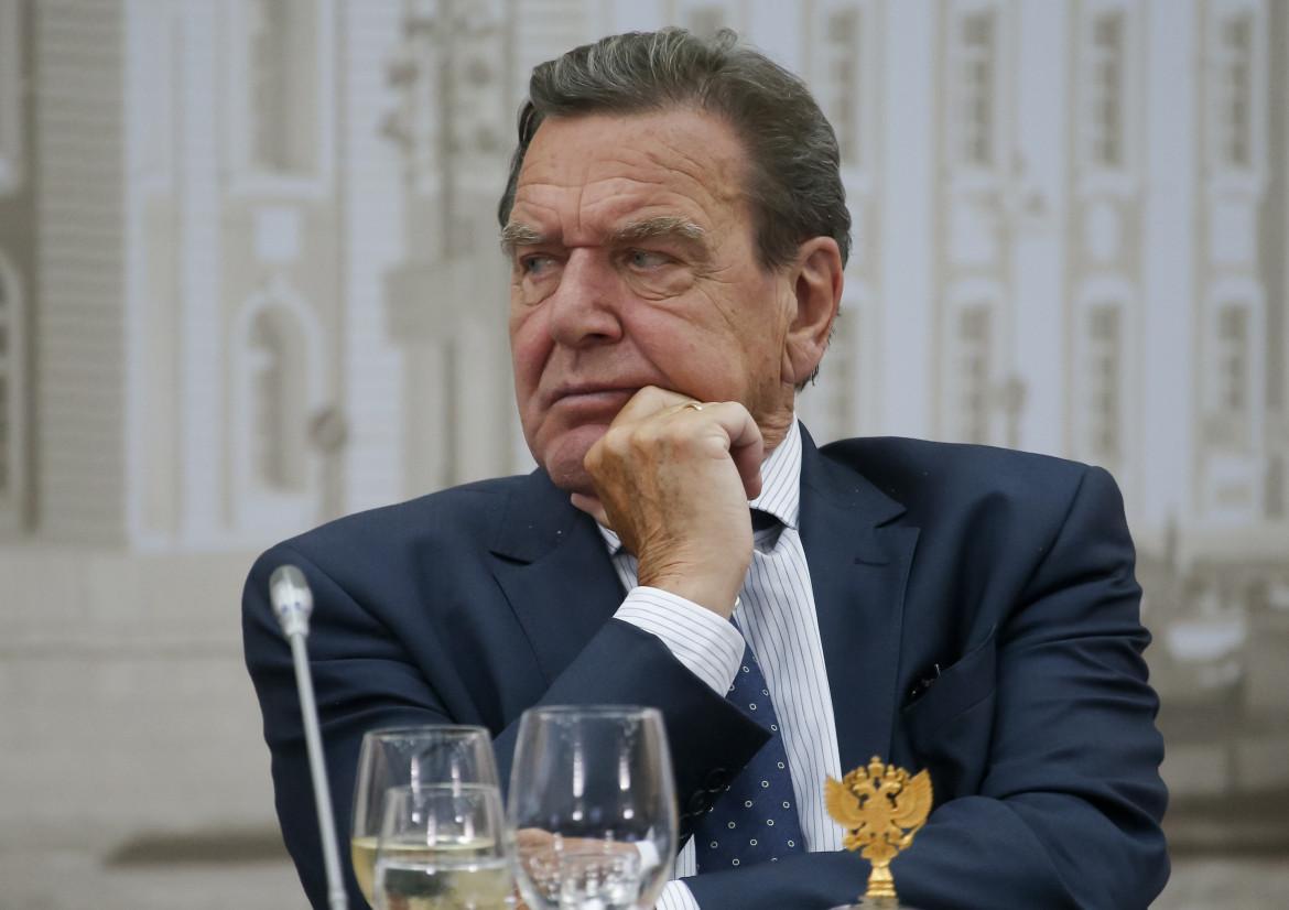 Schröder fa causa al parlamento: «Ridatemi l’ufficio e anche i soldi»