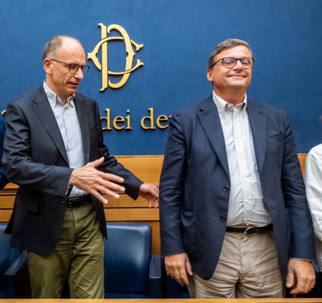 Enrico Letta e Carlo Calenda dopo l'accordo elettorale, foto LaPresse