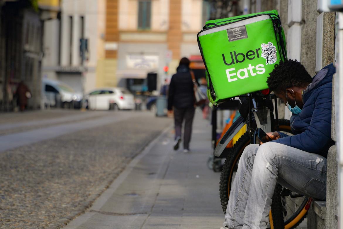 Uber Eats condannata: «Acqua, valutazione del rischio e formazione per i rider»