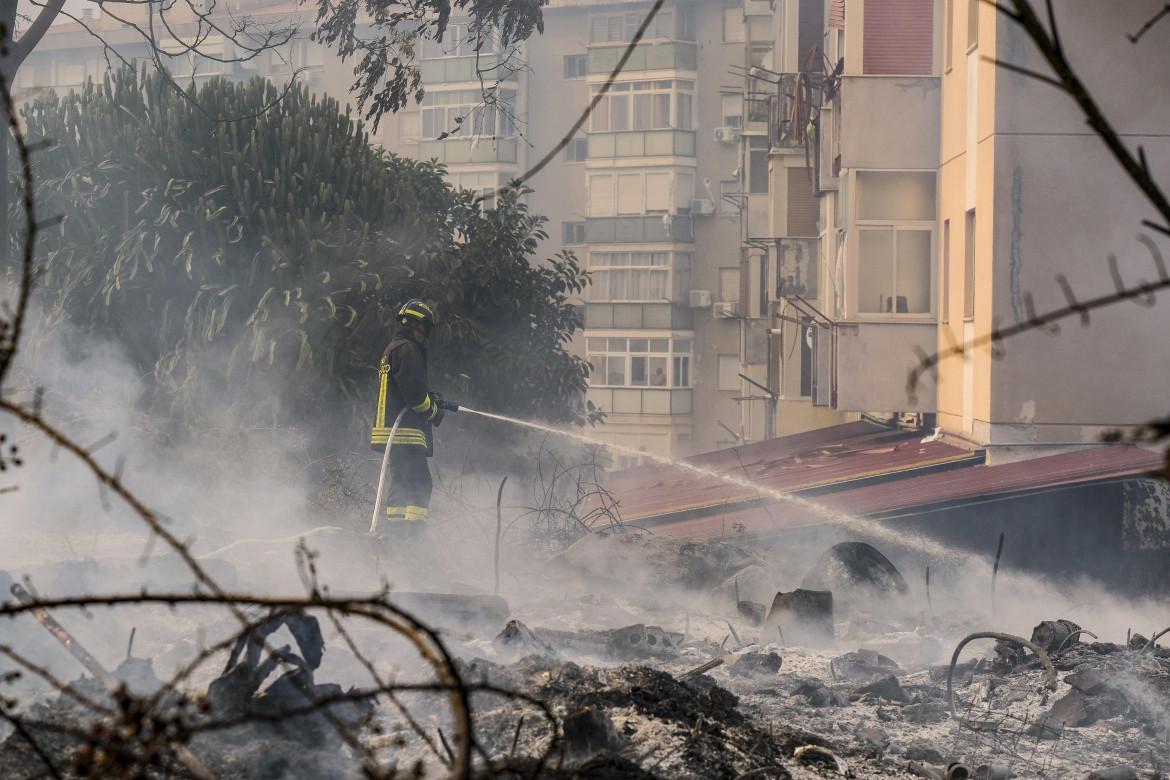 È record di incendi in Sicilia, il fuoco ha colpito Palermo e provincia