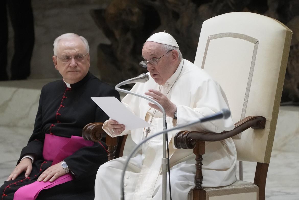 Il papa contro tutti: «Delinquente chi guadagna con la guerra»