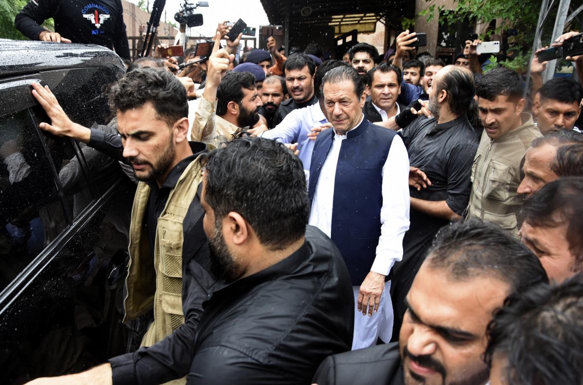L’ex premier Imran Khan libero su cauzione. Contento lui e i suoi rivali