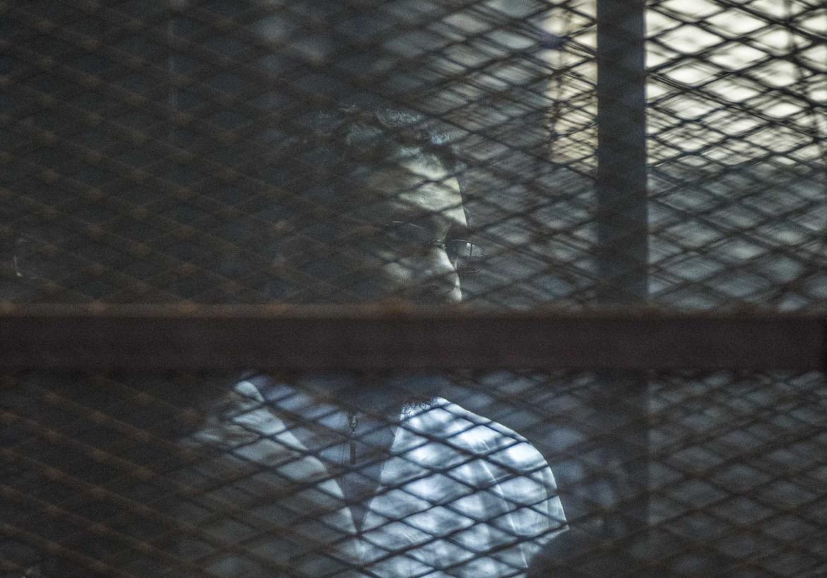 Alaa inasprisce il digiuno, Il Cairo le condizioni in cella