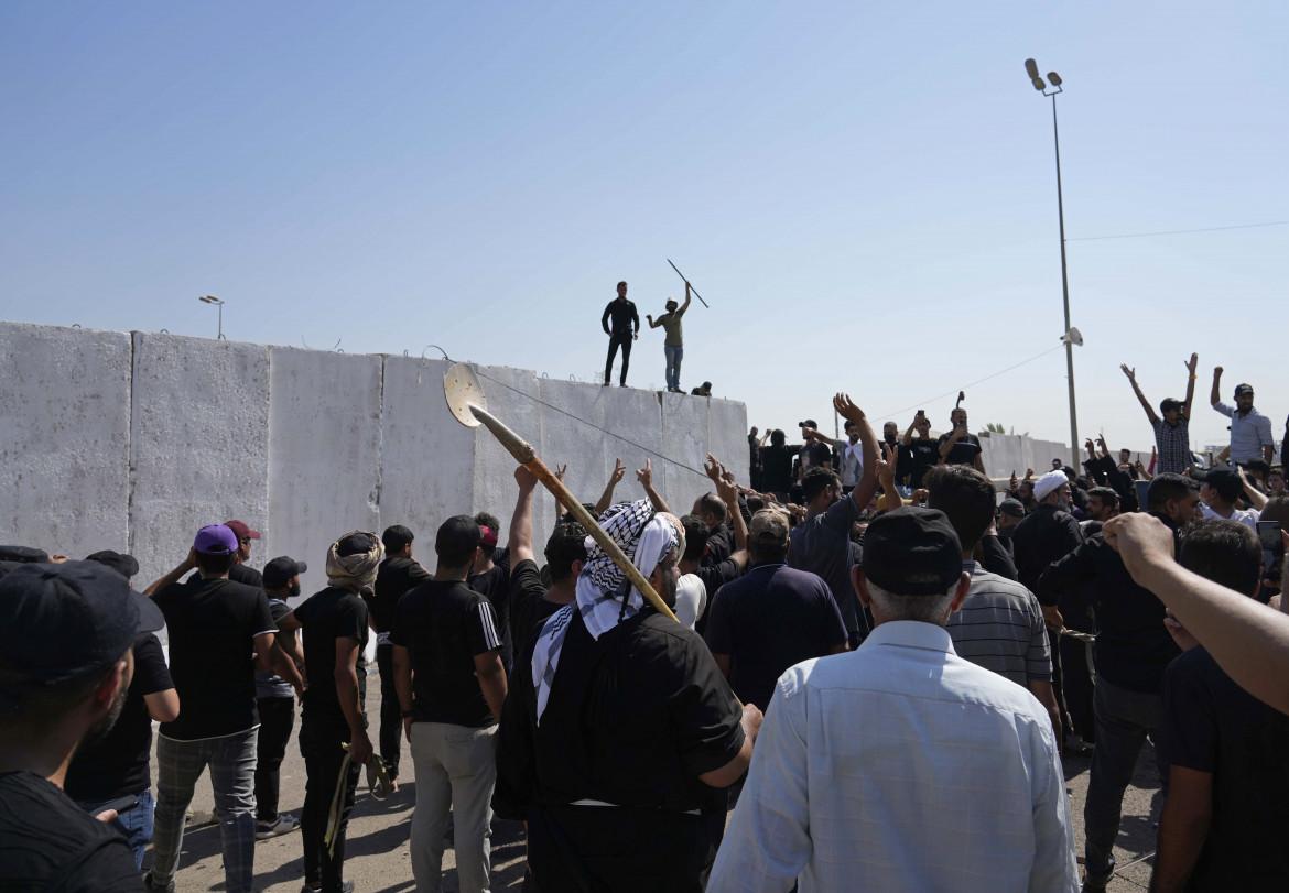 Il «ritiro» di al-Sadr getta l’Iraq sul baratro della guerra civile