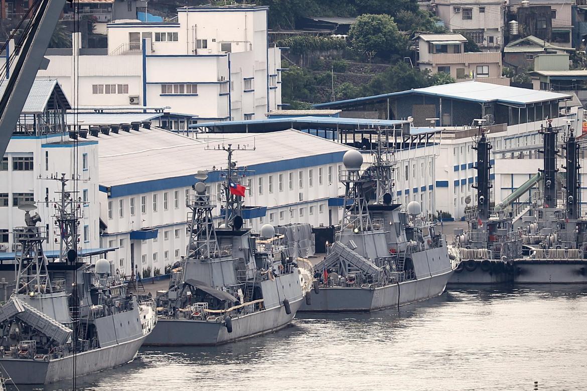 Taiwan, navi e aerei da guerra cinesi oltre la linea mediana