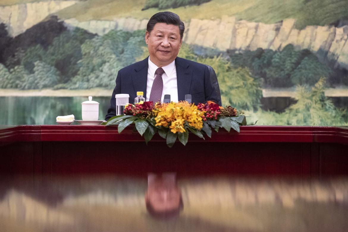 Via i funzionari «morbidi», Xi ascende al titolo di «timoniere»