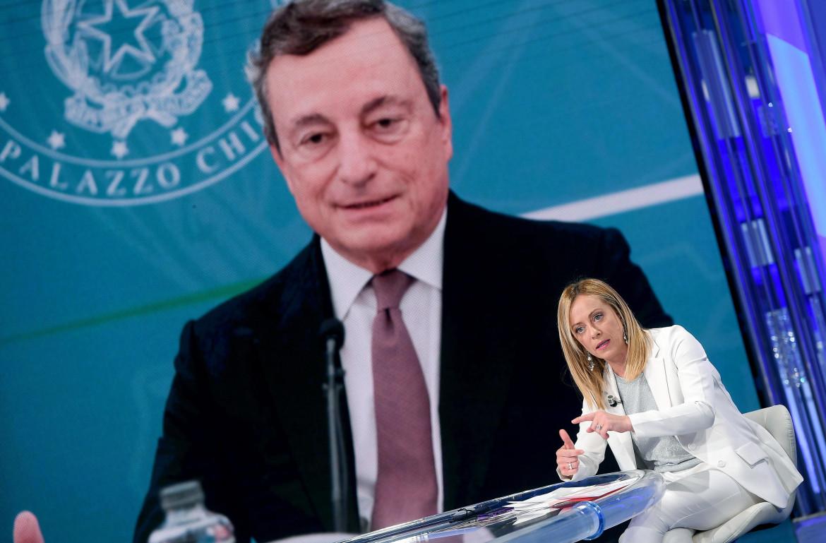 Meloni e Draghi divisi sul Pnrr: «È in ritardo», «Va tutto bene»