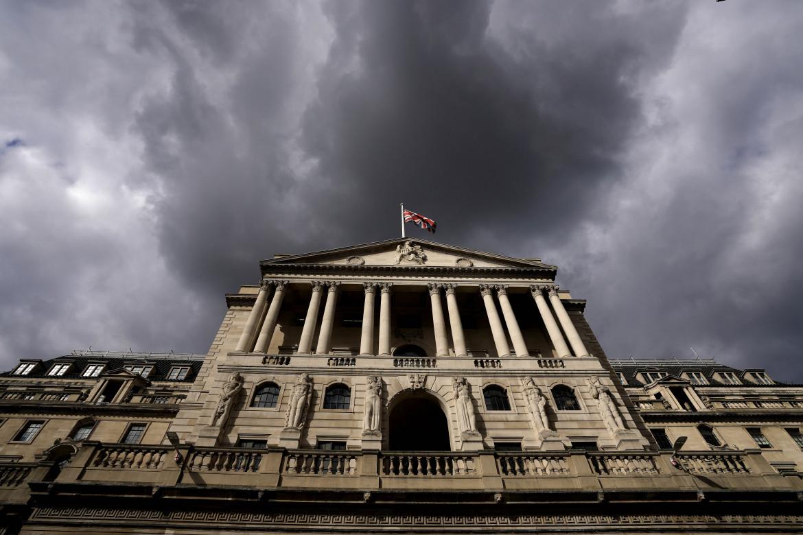 Crollo della sterlina e caos del mercato, Bank of England costretta a intervenire