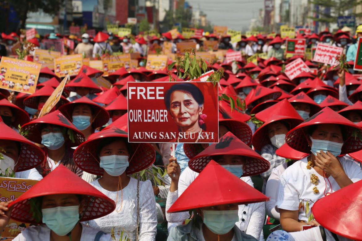 Myanmar, altra raffica di sentenze. 23 anni di carcere in totale per San Suu Kyu